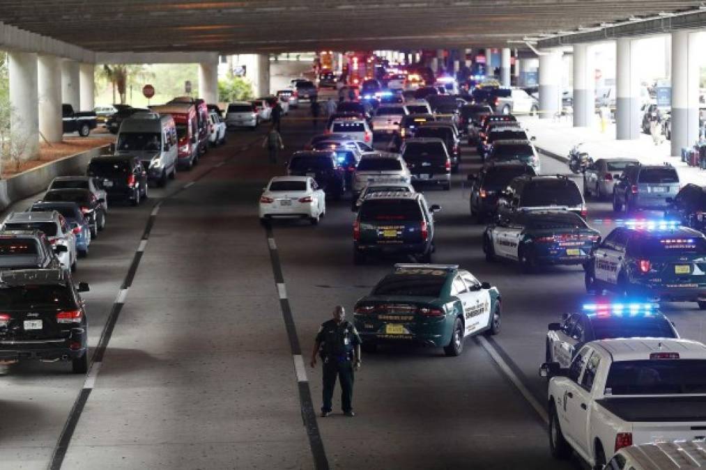 Agentes de seguridad tratan de poner orden al momento de evacuar las instalaciones del aeropuerto, donde la confusión se apoderó del lugar.