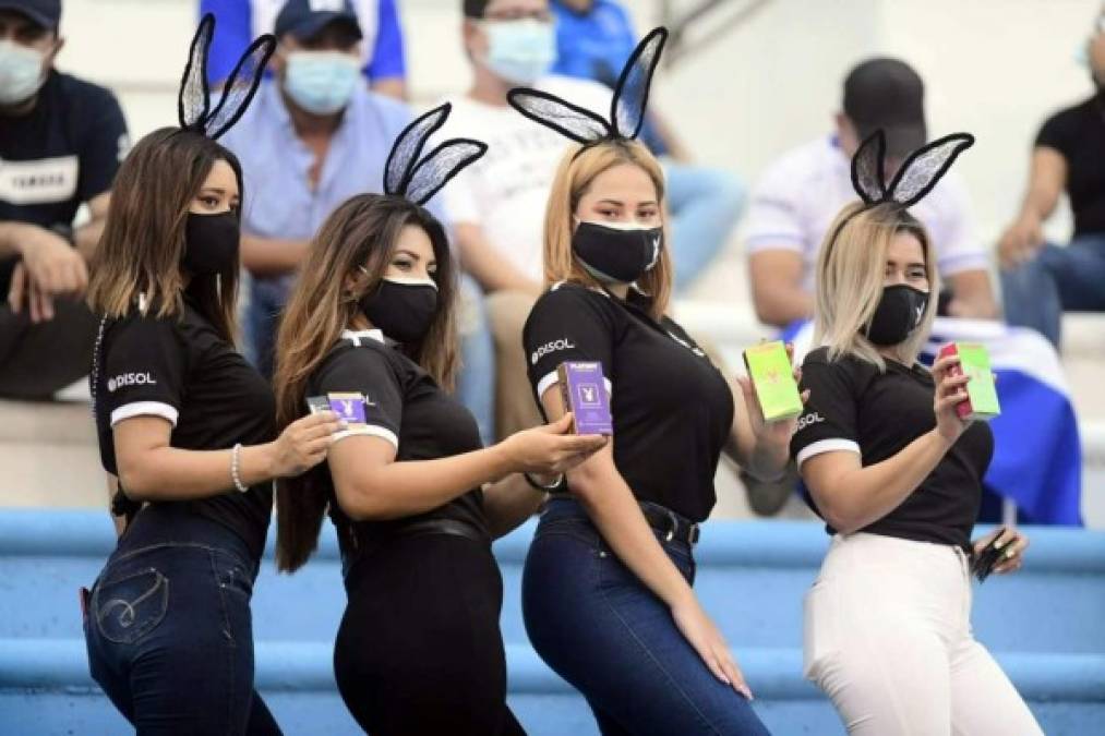 Las sexys conejitas que robaron miradas en las gradas del estadio Olímpico.