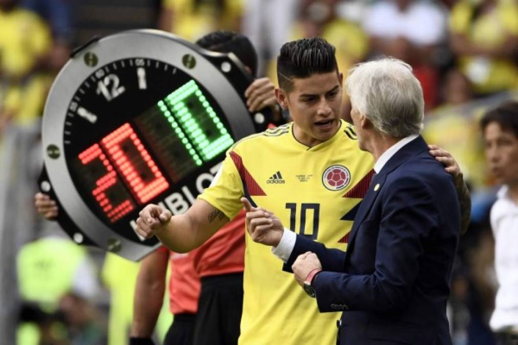 James Rodríguez recibiendo indicaciones del técnico José Néstor Pékerman antes de entrar de cambio en el partido. Foto AFP