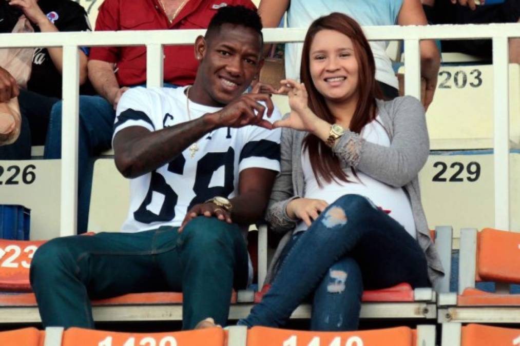 El jugador del Olimpia, Romell Quioto, junto a su esposa Katelin Almendárez.