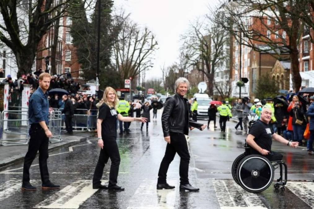 Más tarde, Harry se unió a la estrella de Livin On A Prayer y a los miembros del Coro Invictus Games para posar para una foto en el famoso paso de cebra de Abbey Road, que apareció en la portada del álbum de los Beatles en 1969.<br/>