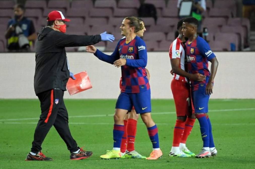 Reencuentro de colchoneros. Antoine Griezmann, que entró faltando dos minutos para el final del partido, se abrazó con el asistente técnico del 'Cholo' Simeone, Germán 'Mono' Burgos, con quien coincidió en el Atlético de Madrid.