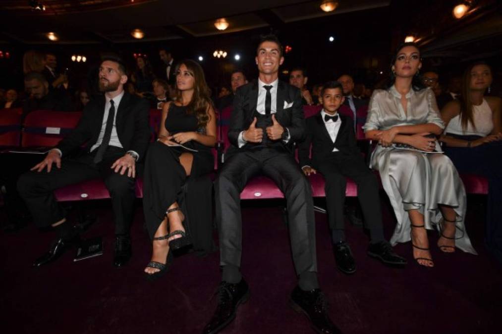 Sin embargo por la alfombra verde de los galardones de la Fifa, tanto como Lionel como Cristiano llegaron acompañados de sus parejas, Antonella Roccuzzo (esposa del argentino) y Georgina Rodríguez (novia del portugués).