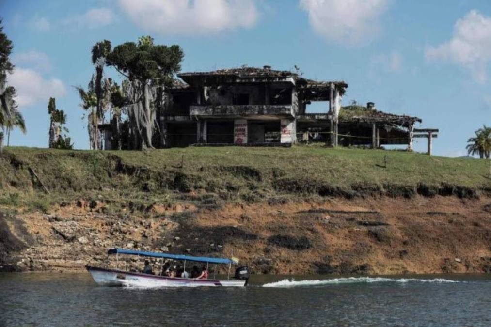 La propiedad, que consta de más de 7 hectáreas, estuvo en litigio durante varios años. Las paredes de la mansión fueron construidas con doble muro, para ocultar dinero en efectivo y drogas. El capo también mandó construir un muelle para hidroaviones, un helipuerto, casa de huéspedes, entre otras amenidades.