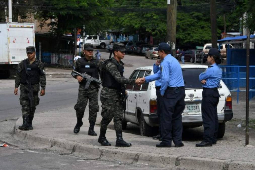 El director del colegio Central, Cornelio Alejandro McCarthy, pidió la intervención de las autoridades policiales para investigar los crímenes y fortalecer la seguridad dentro y alrededor de la institución, ubicada al sur de la capital. AFP