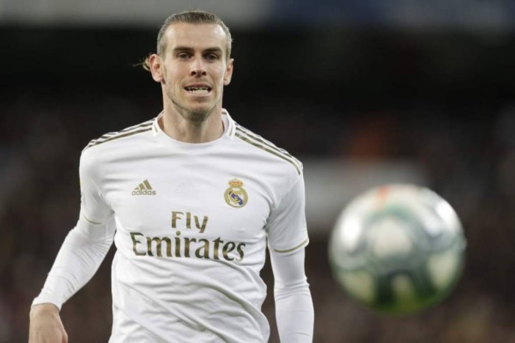 El agente de Gareth Bale, Jonathan Barnett, habló sobre el futuro de su representado en la BBC Radio 4 y dejó claro que la intención del jugador galés no es volver a la Premier League a pesar de los rumores que le han situado en su antiguo club, el Tottenham, o en el Newcastle. Barnett afirma que Bale es muy feliz en el Real Madrid y que no tiene intención de salir de la capital de España.<br/><br/>'Como siempre he dicho, Bale está muy feliz en Madrid. Volver a la Premier sería algo muy importante pero no creo que quiera hacerlo en este momento,porque está muy feliz de jugar en el Real Madrid , aseguró Barnett. También afirmó que ve muy difícil que Bale salga del club blanco por su alto salario y su vida aquí: 'Tiene un estilo de vida muy agradable en Madrid'.