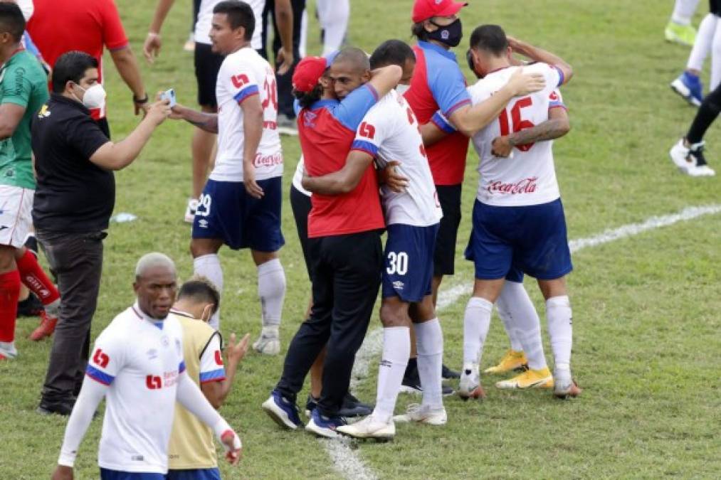 El entrenador argentino felicitó a cada uno de sus jugadores.