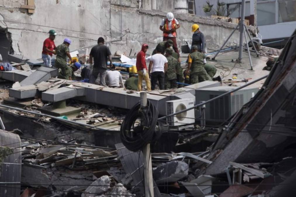 Cientos de mexicanos intentan rescatar a personas con vida de los edificios colapsados en Ciudad de México.