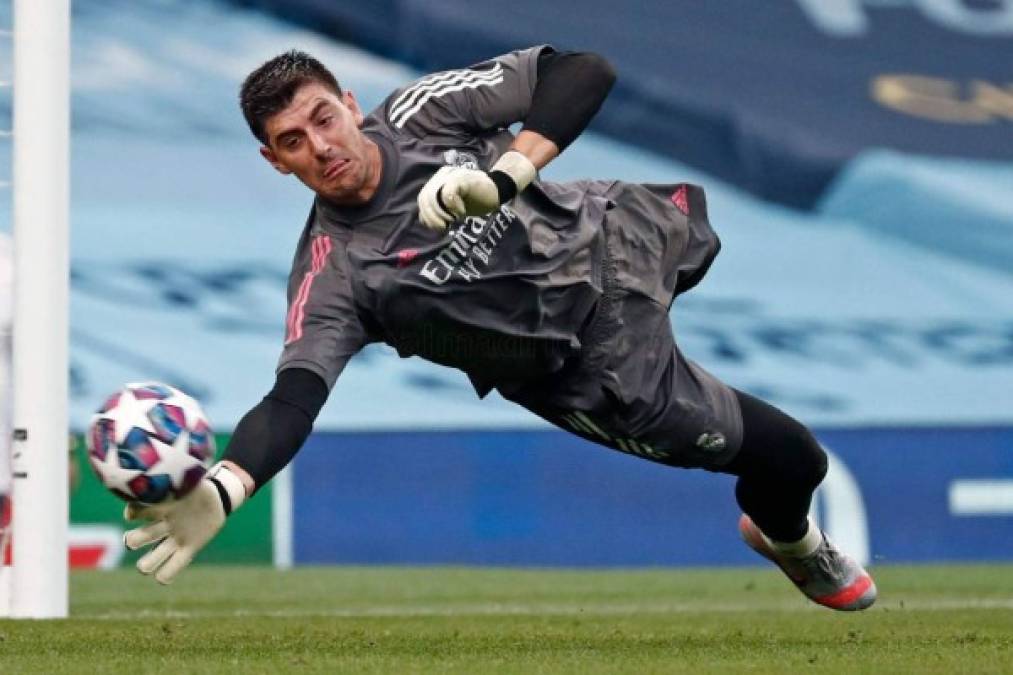 Thibaut Courtois - El belga defenderá la portería del Real Madrid en Manchester. Es titular indiscutible para Zidane.