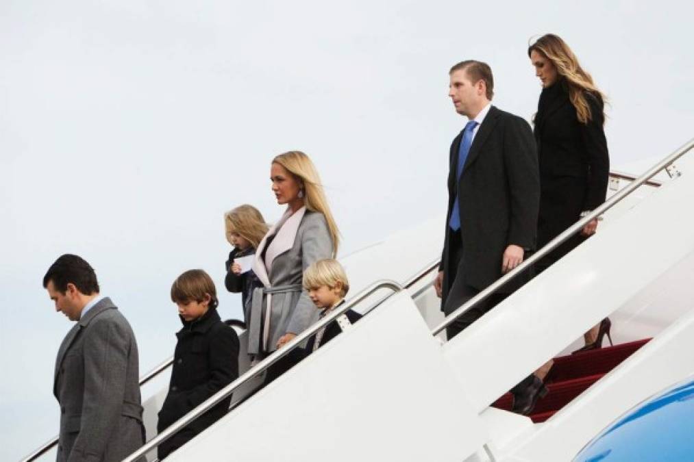 La familia de Trump ha sido fuertemente cuestionada por sus constantes viajes alrededor del mundo. Medios estadounidenses han solicitado los costos de dichos viajes para determinar cuánto dinero de los contribuyentes está siendo destinado a los mismos.