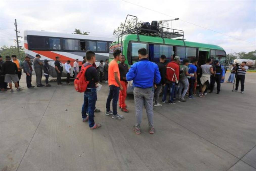 Alrededor de 13.000 hondureños han partido en estas caravanas y la cancillería estima que 7.270 han retornado a su país. Añadió que once hondureños han muerto, el último fue un joven de 23 años que se separó del grupo y fue arrollado por un tren en México. EFE