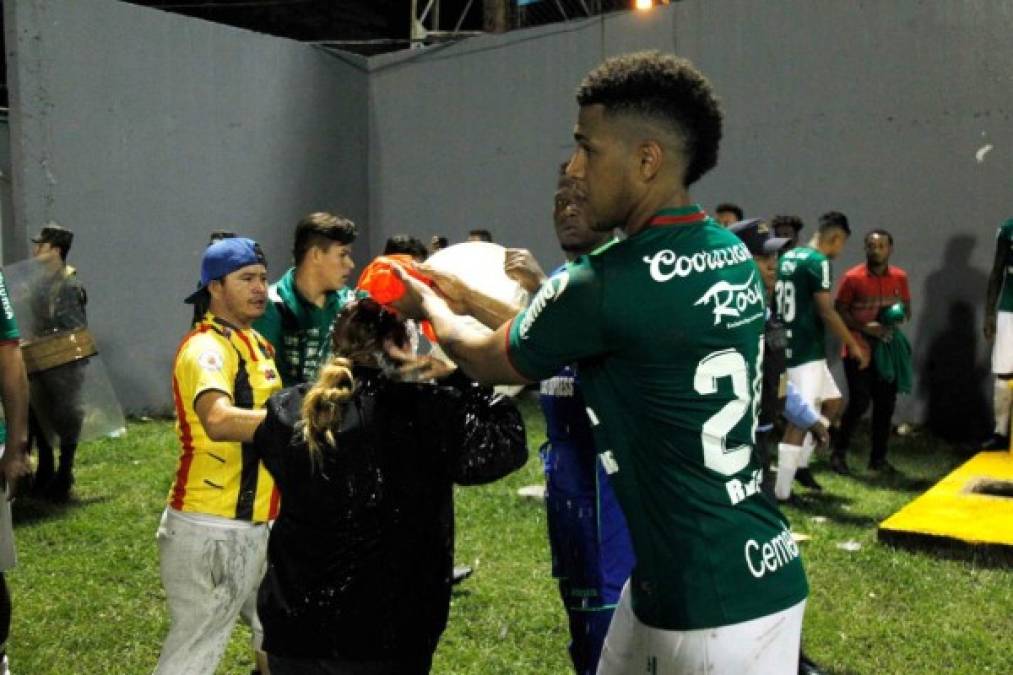 Los jugadores del Marathón, John Bodden y el cubano Yaudel Lahera, también auxiliaron a los aficionados afectados por los gases lacrimógenos.