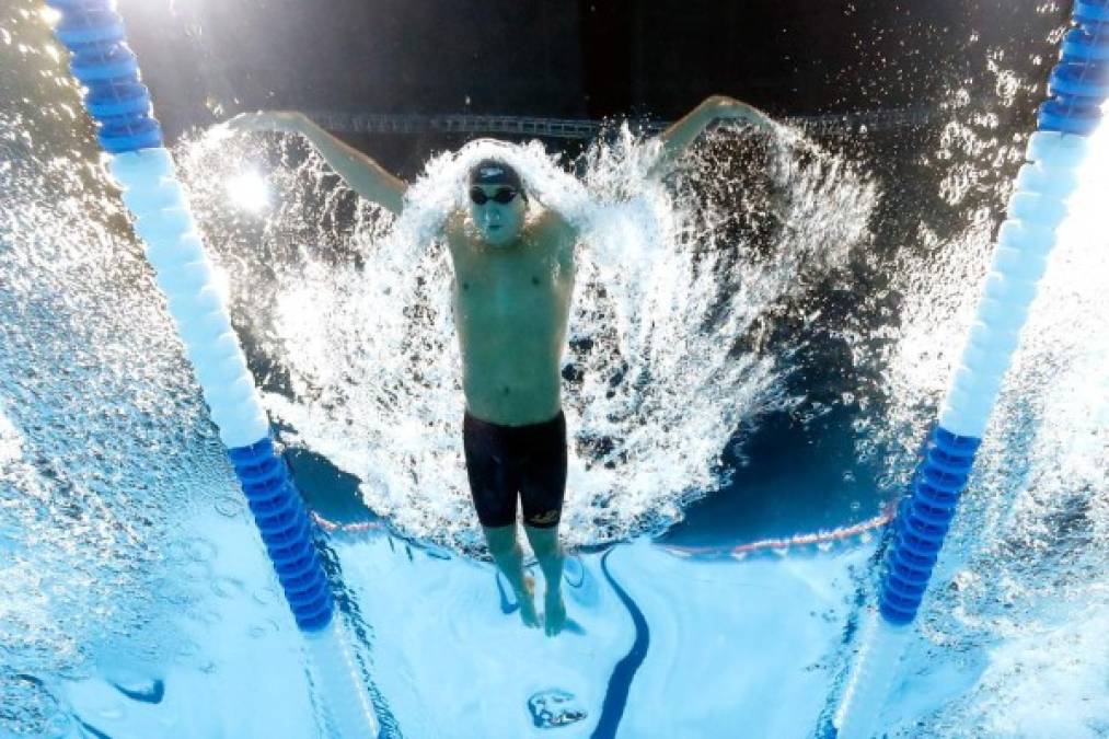 NATACIÓN. Espectacular el mundo acuático. Antonio Ramir compite en los 400 metros libre durante el primer día de las pruebas clasificatorias de los nadadores de EUA a las Olimpiadas. La exigente competencia se desarrolla en CenturyLink Center de Nebraska. Foto: AFP/Al Bello