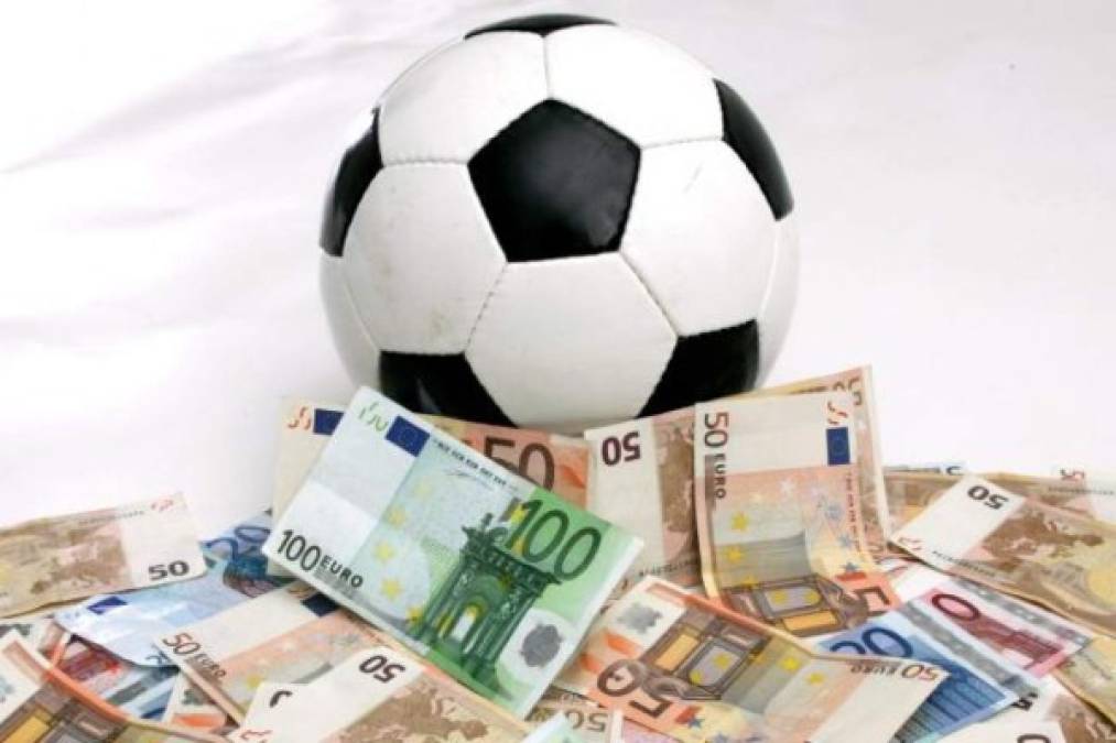 Los futbolistas y entrenadores ganan millones al año y hoy se ha revelado quiénes son los que más ingresos tienen en el campo internacional.