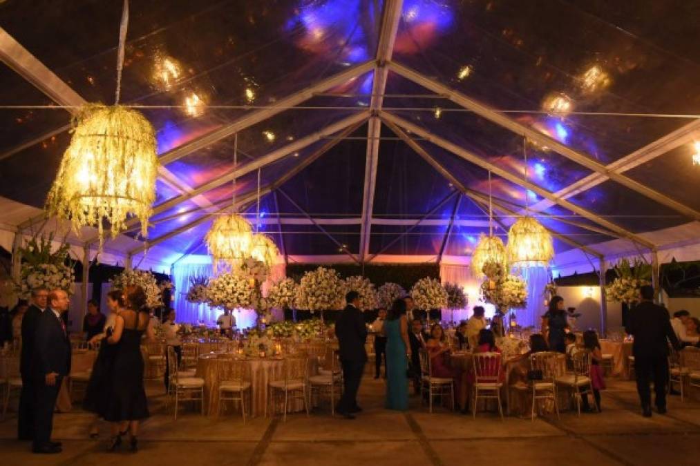 Lámparas forradas de sauce, luces etéreas y un ambiente sofisticado para el banquete.