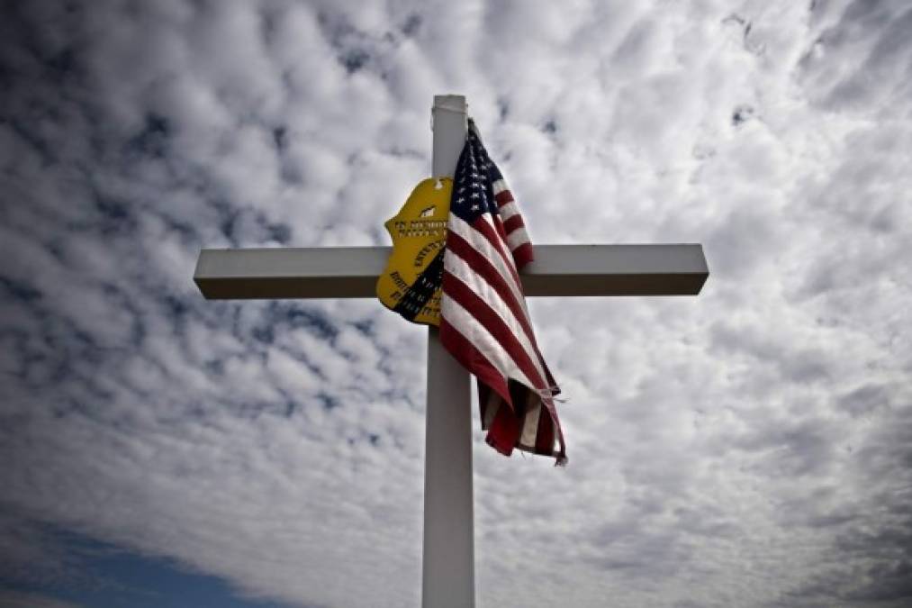 Del otro lado de la frontera, en California, una cruz se erigió para rendir tributo a los agentes de la parulla fronteriza asesinados en el cumplimiento de su trabajo.