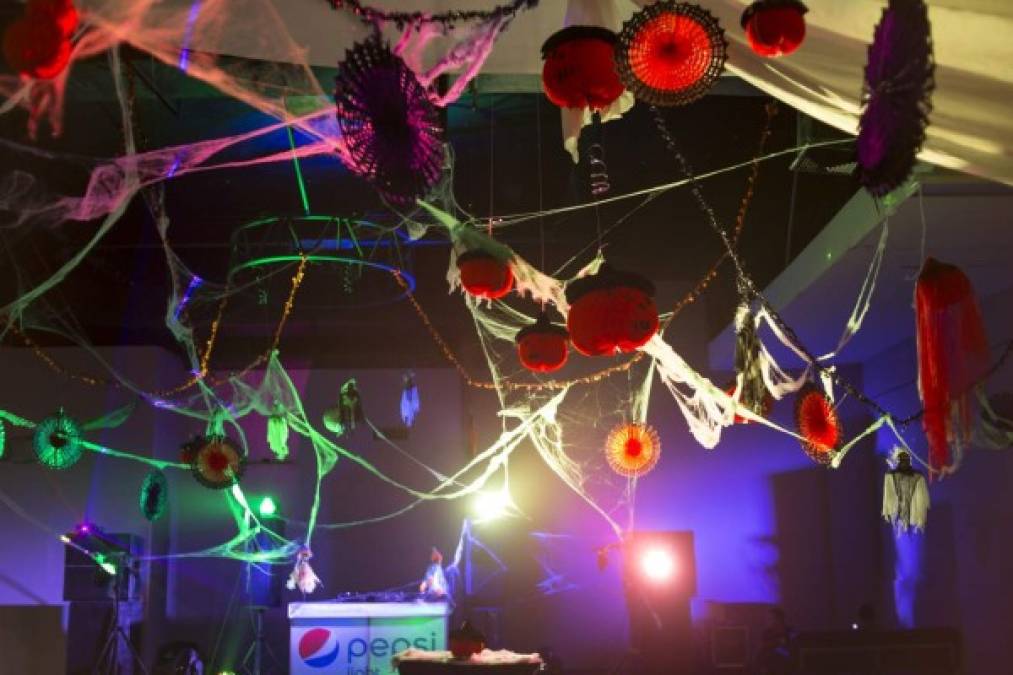 Distintivos de colores, telarañas, calabazas y efectos de tonos led le dieron vida a la atmósfera de fiesta y terror para la juventud de la Inter.