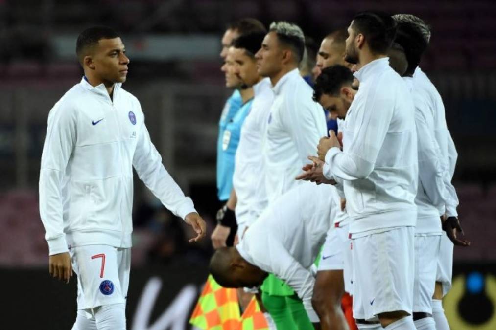 Kylian Mbappé, de blanco en el Camp Nou, antes del partido.