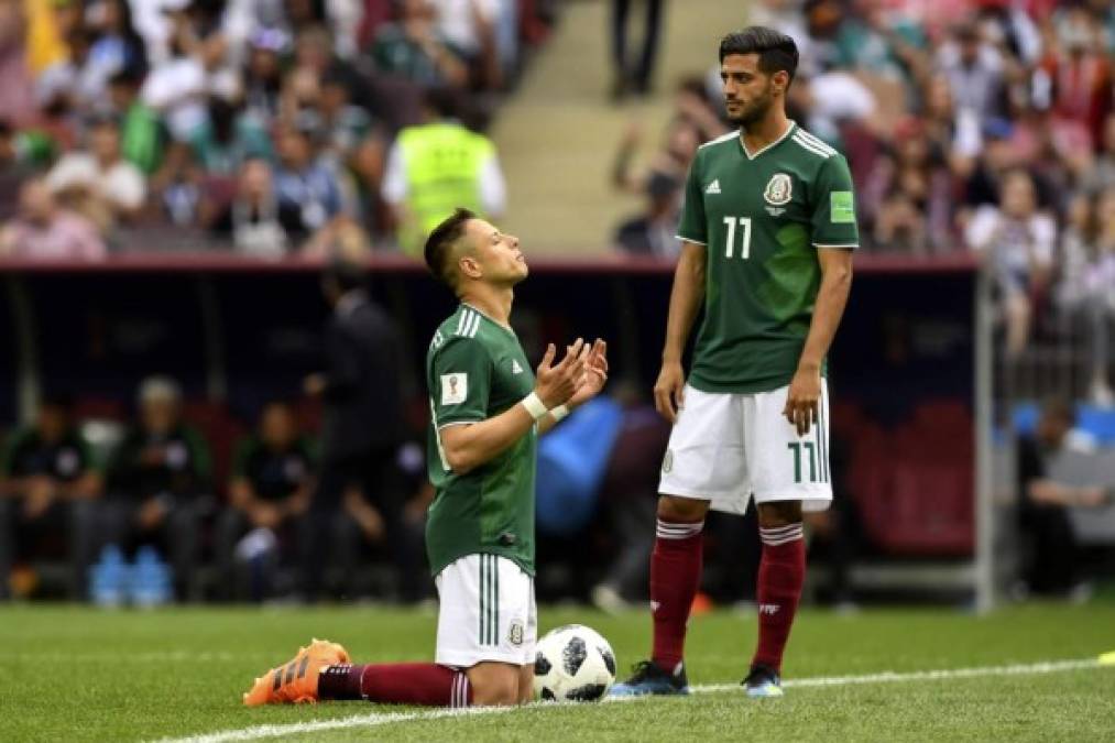 'Chicharito' Hernández realizó su rezo antes del inicio del partido ante Alemania. Foto AFP