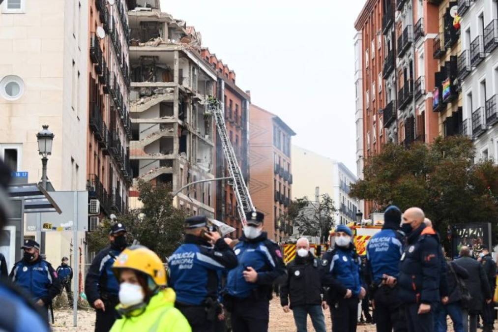 Los fallecidos son una mujer de 85 años, un varón que todavía no se pudo precisar la edad y una tercera persona que se encuentra bajo los escombros, dijeron los equipos de rescate en la zona. Foto AFP