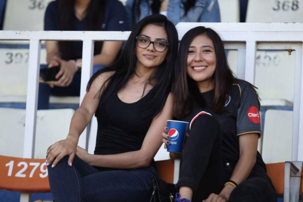 Hermosas aficionadas en las gradas del estadio Nacional.