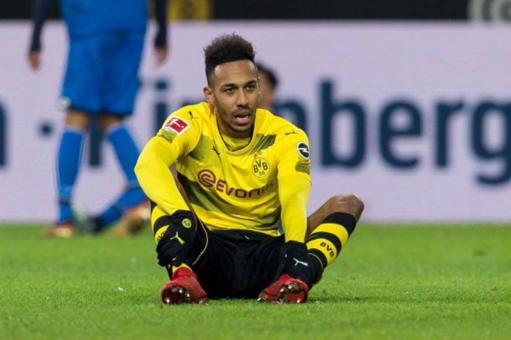 Pierre-Emerick Aubameyang, delantero del Borussia Dortmund, parece que ha cambiado sus gustos, y no solo asegura que ya no desea jugar en el Real Madrid, sino que se deja querer por el Atlético de Madrid. 'Ya no deseo jugar en el Real Madrid. No pienso mucho en ello. ¿El Atlético? Todos saben que están buscando jugadores. Creo que Griezmann puede salir y pueden pasar muchas cosas, todo puede suceder', ha señalado en declaraciones a Ouest-France.