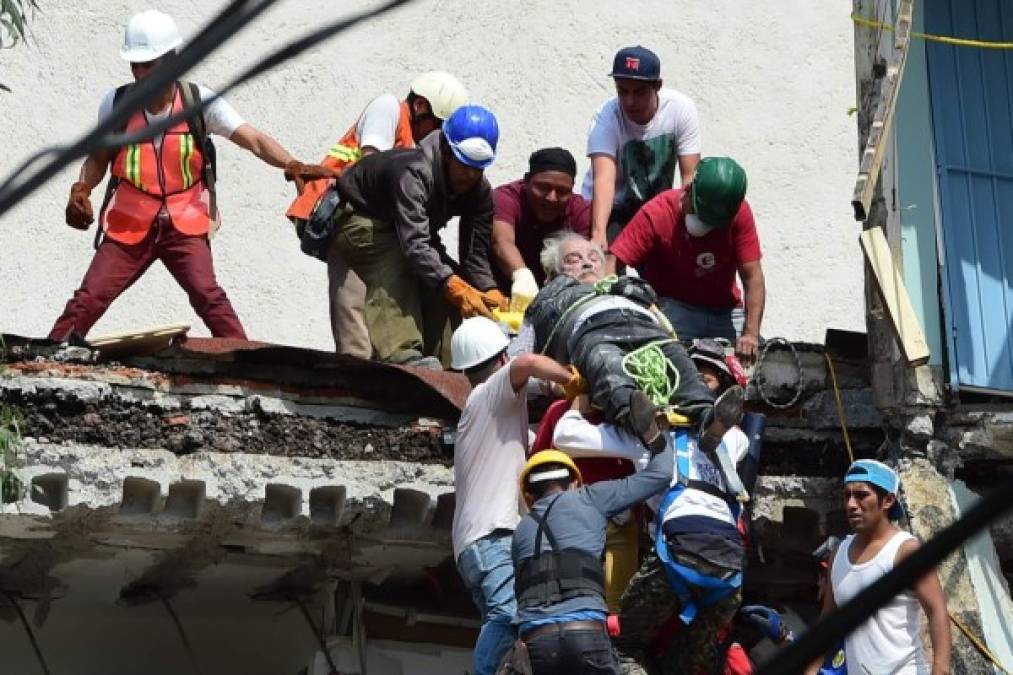 Las fuerzas de seguridad han sido desplegadas en las zonas afectadas para apoyar las labores de rescate, mientras que los hospitales privados y públicos atienden a la población damnificada.