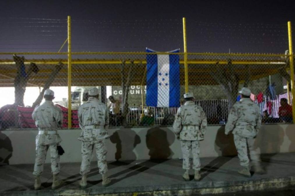 En tanto, militares mexicanos resguardan el improvisado albergue en una vieja fábrica donde se encuentran los más de 2,000 migrantes a la espera de poder cruzar hacia Estados Unidos.