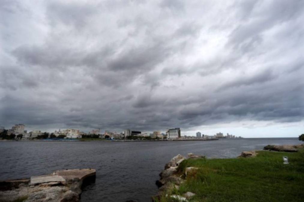 La también tormenta tropical Eta se ha intensificado y presenta vientos sostenidos de 100 kilómetros mientras se desplaza por el suroeste del golfo de México. <br/><br/>