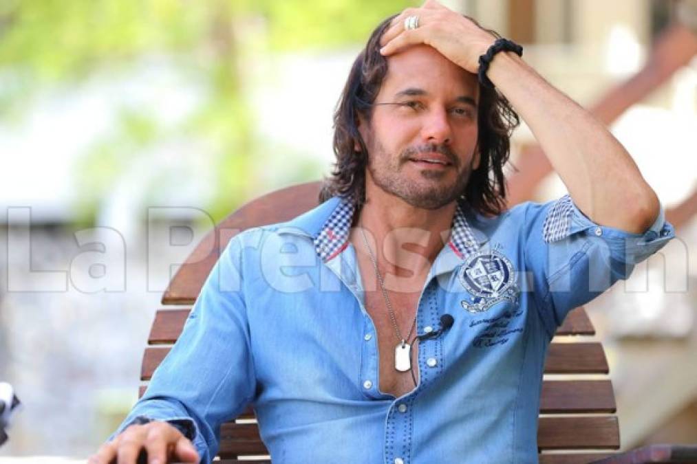 <br/>El actor Mario Cimarro está en la isla hondureña de Utila grabando la película In The Light, que llegará al cine en 2017. El actor famoso por las telenovelas 'Pasión de Gavilanes', 'Mar de Amor', 'Gata Salvaje', entre otros, está encantado de Honduras. <br/>