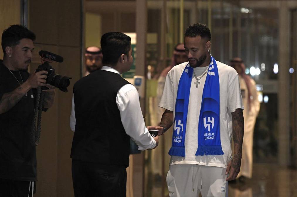 Una bienvenida digna de una estrella del rock le espera en el King Fahd International Stadium de Riad, donde será presentado ante miles de aficionados el sábado.