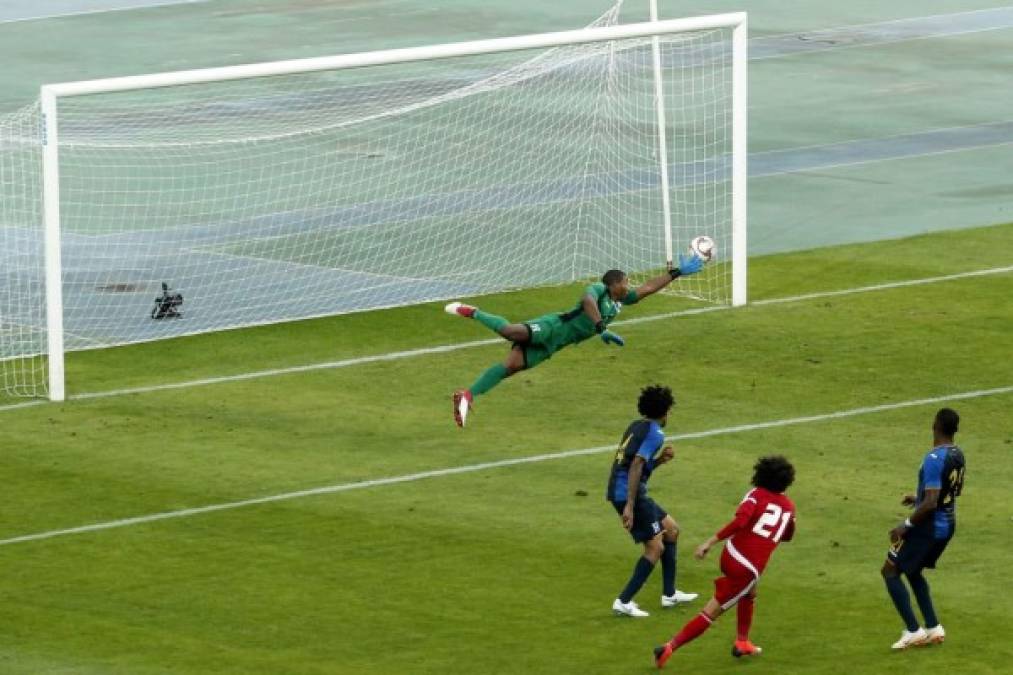 Emiratos Árabes Unidos empató el partido ante Honduras con este derechazo de Omar Abdulrahman. Foto AFP