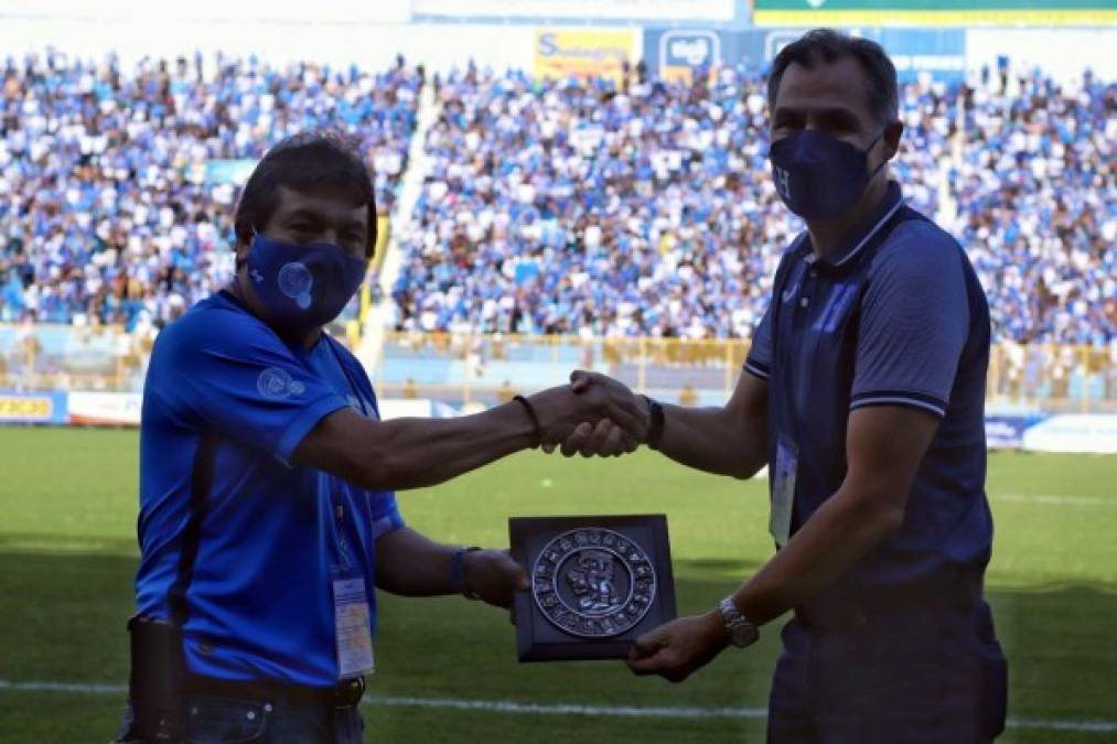 Previo al inicio del partido, el presidente de la Federación de El Salvador, Hugo Carrillo, entregó un presente a José Ernesto Mejía, secretario general de la Fenafuth.