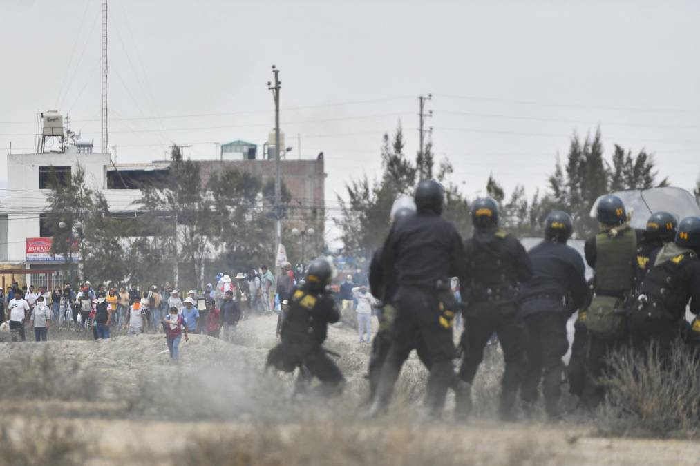 Dos manifestantes murieron este lunes en protestas en Arequipa y Apurímac que reclamaban la renuncia de la presidenta de Perú Dina Boluarte, lo que elevó a cuatro el total de fallecidos en Perú en las últimas 36 horas, anunció la Defensoría del Pueblos.