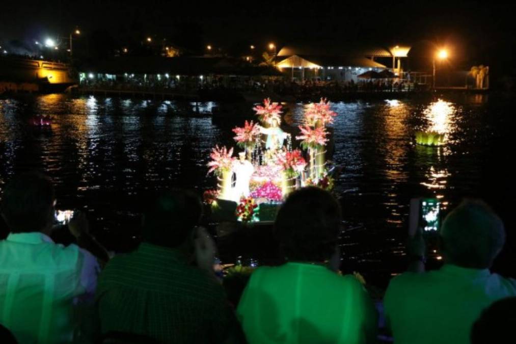 Cientos de turistas disfrutaron de la espectacular Noche Veneciana en el Malecón Puerto Caballos de Puerto Cortés como parte de la Feria Agostina.