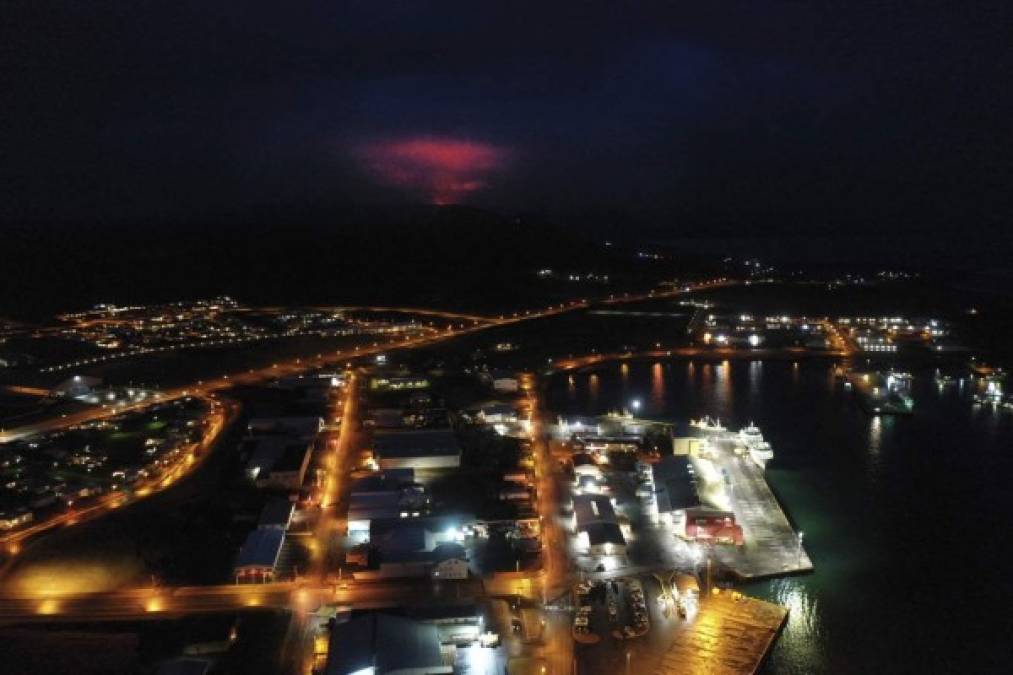 Desde entonces la actividad sísmica se ha desplazado varios kilómetros al suroeste, centrándose alrededor de la montaña Fagradalsfjall, donde se ha detectado magma a solo un kilómetro bajo la superficie terrestre durante los últimos días.