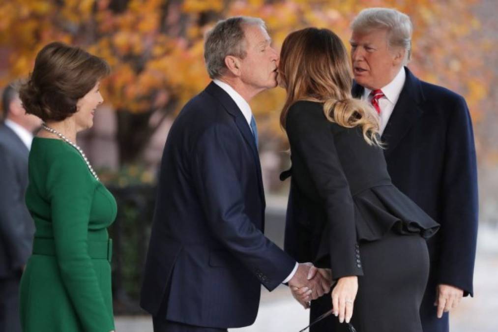 Trump y Melania visitaron esta tarde al expresidente George W Bush en la Blair House, en Washington, para ofrecerle sus condolencias.