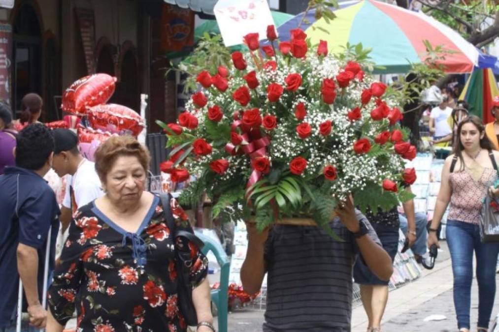 En la actualidad, las flores no solo las regalan las parejas, también se regala entre amigos.