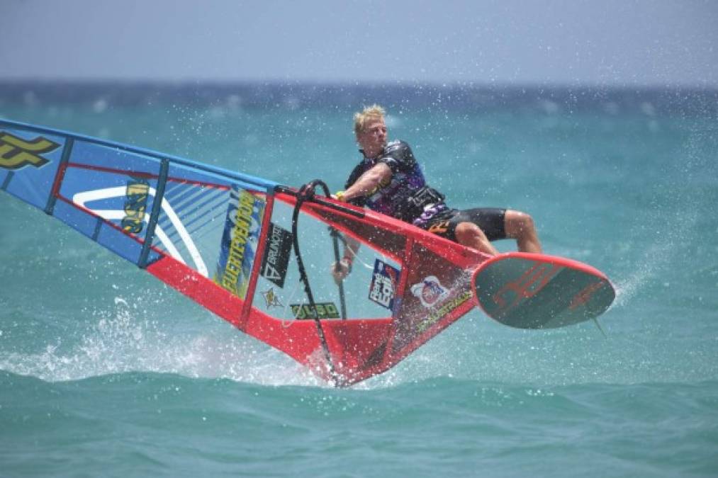 WINDSURF. Experto en cabalgar las olas. El argentino Amado Vrieswijk se proclamó campeón del Mundial de ‘freestyle’ de windsurf, en las aguas de Sotavento, al sur de Fuerteventura, España. Vrieswijk consiguió su primera victoria en el circuito de la PWA. Foto: EFE/Carlos de Saá