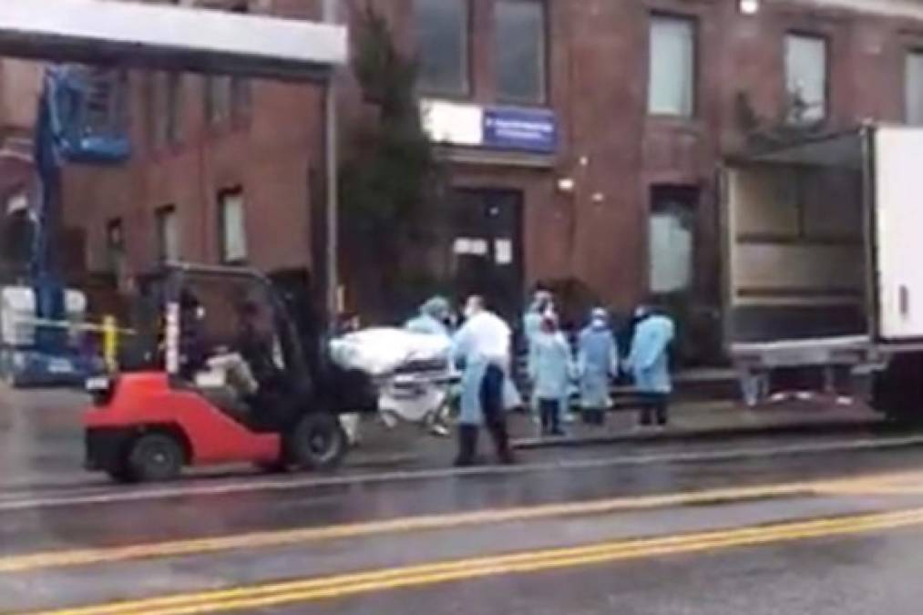 Medios locales divulgaron impactantes videos tomados por transeúntes que muestran a personal médico cargar los cuerpos en los furgones del Brooklyn Hospital Center en Fort Greene.