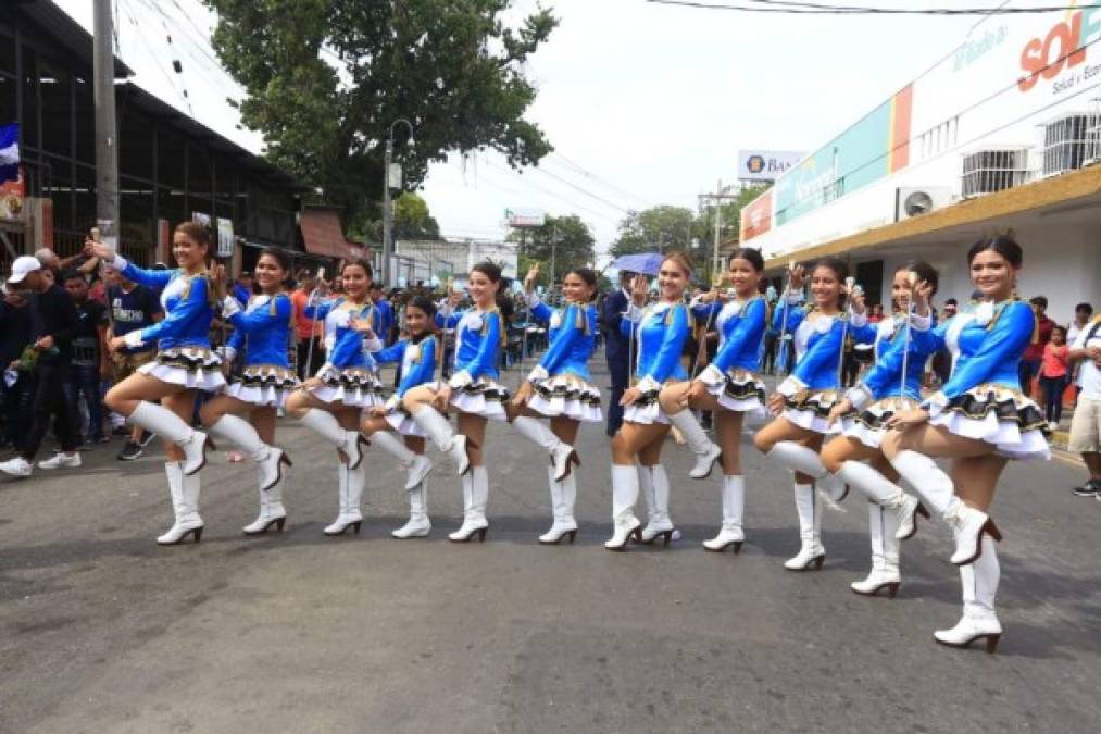 Las palillonas del José Trinidad Reyes (JTR) derrocharon belleza y carisma en los desfiles del 15 de septiembre del 2019.