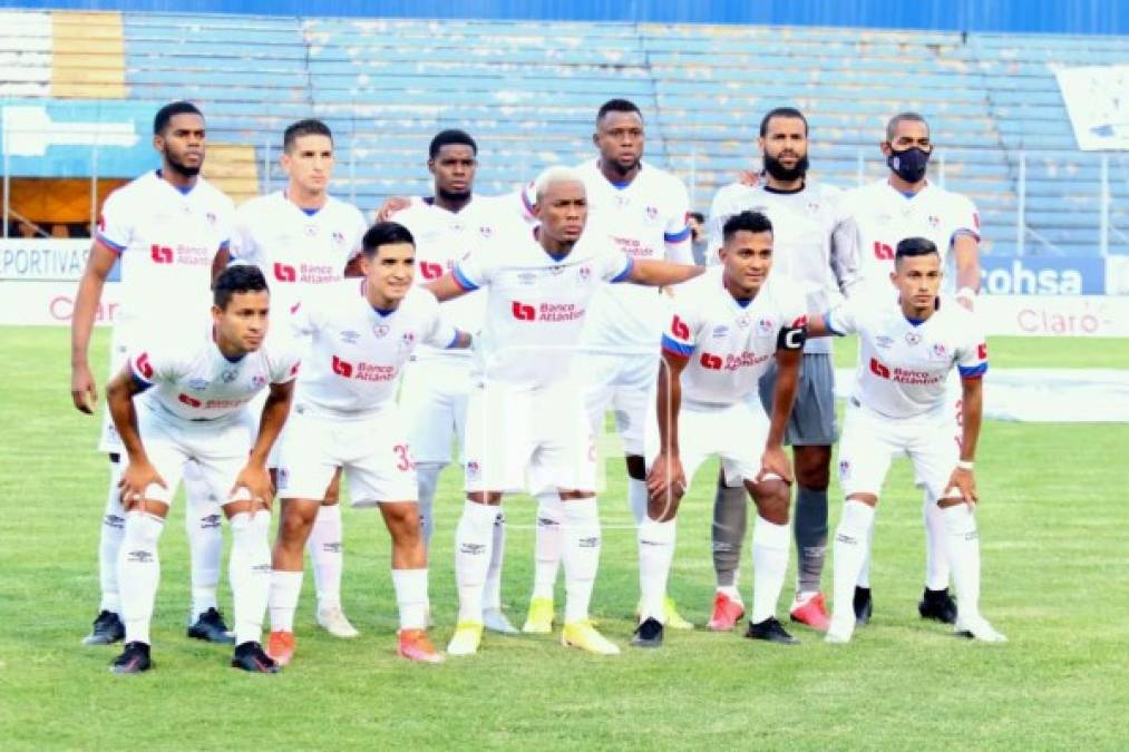 El once titular del Olimpia posando previo al juego de la final.