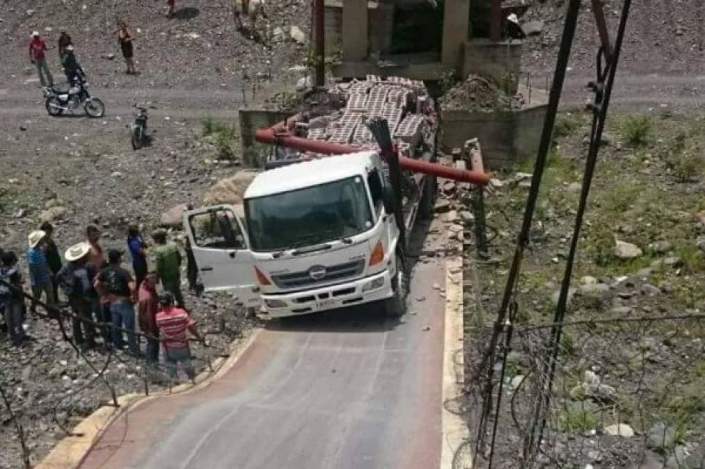 El paso entre los municipios de La Encarnación y San Jorge, en el departamento de Ocotepeque, se encuentra interrumpido debido al colapso de un puente colgante la tarde del jueves en el occidente de Honduras. De acuerdo a información preliminar, el colapso ocurrió al momento en que un camión cargado de materiales de construcción pasaba sobre la estructura provocando que ésta cediera.