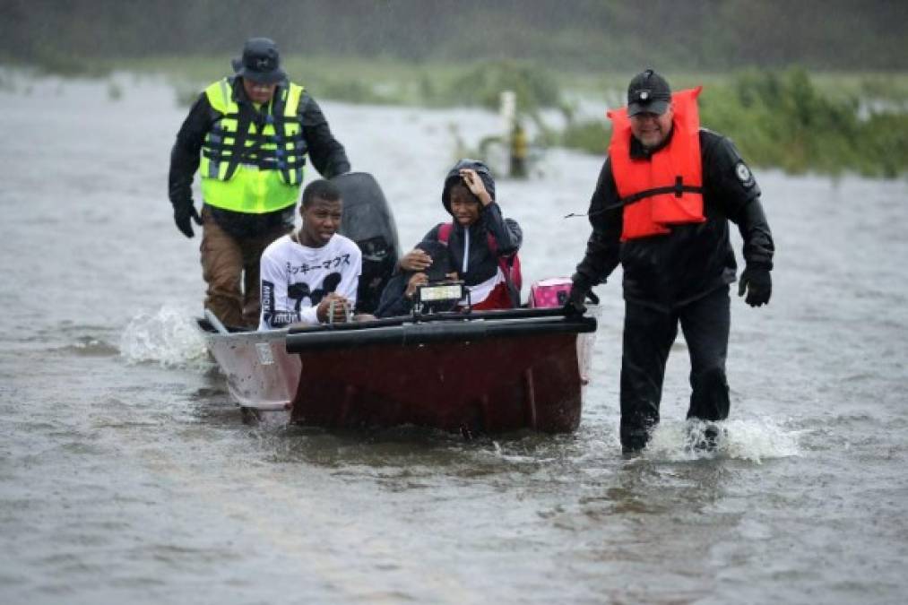 Imágenes muestran que los estacionamientos de la localidad se convirtieron en lagos de aguas turbias a medida que la lluvia seguía cayendo.