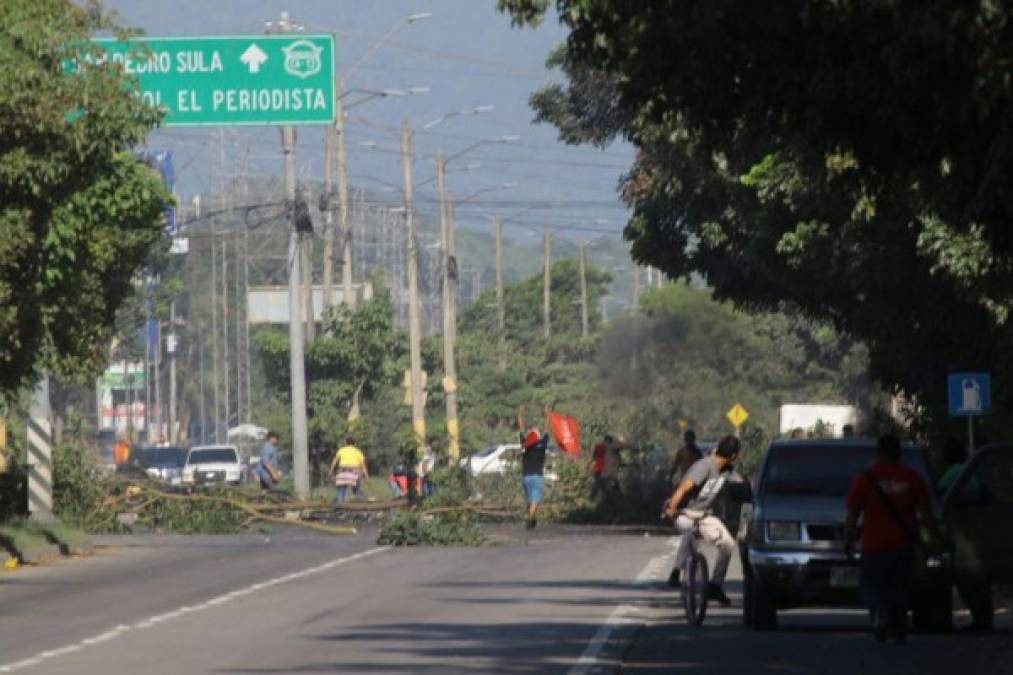 Toma de carretera en la colonia Periodista.