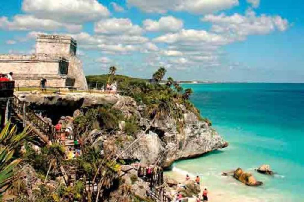 Teófimo López y su esposa disfrutan de las ruinas mayas de Tulum en México.