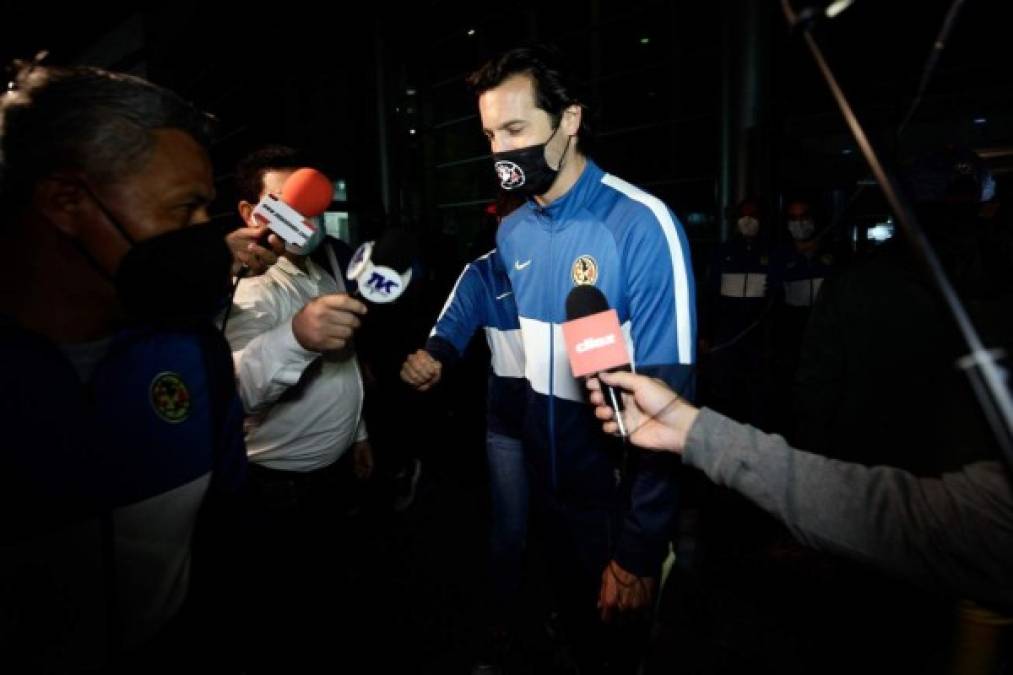 “Estamos contentos de estar aquí, muchas gracias”, fueron las breves palabras que dijo Santiago Solari, exentrenador del Real Madrid, a su llegada a Honduras.
