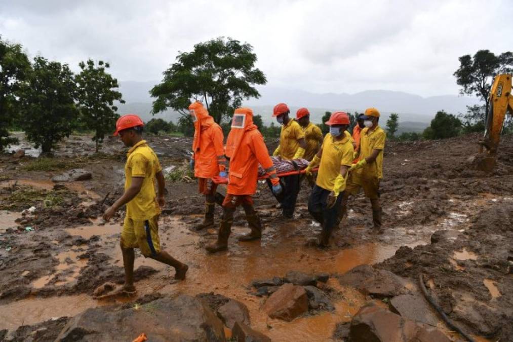 Pero los deslaves han cortado varias carreteras, sobre todo la que conecta Bombay y Goa, lo que complica las operaciones de rescate. Más de 24 horas de intensas lluvias ininterrumpidas hicieron desbordar el río Vashishti.