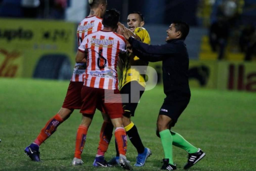 La falta de Santiago Correa provocó el enfado de Jairo Puerto y protagonizaron una pequeña pelea.