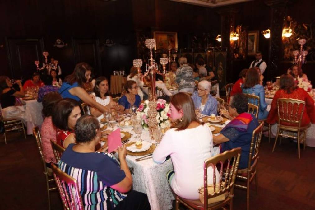 Las invitadas, todas amigas de doña Mary Ann Raudales, se la pasaron increíble en el convivio.